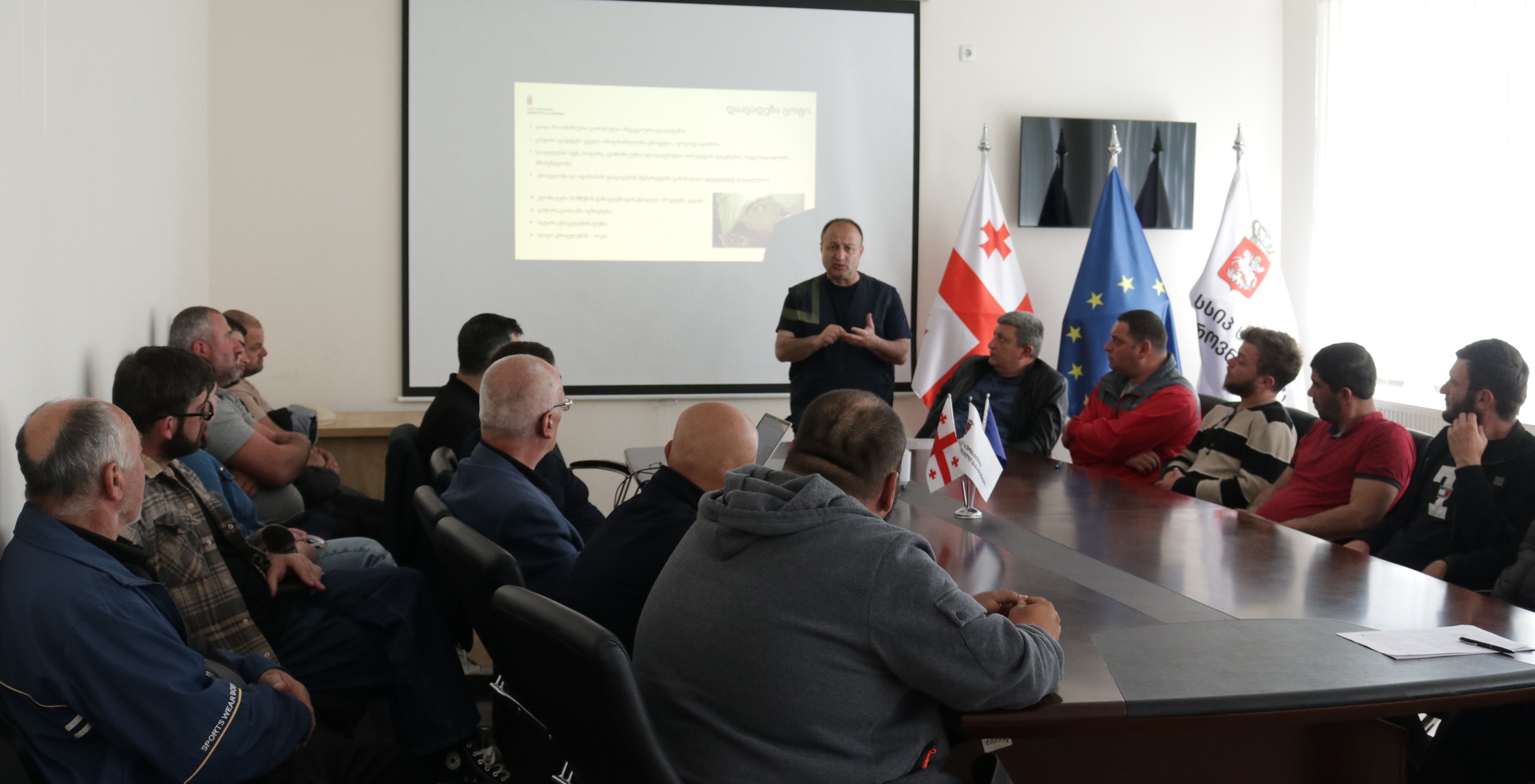 ძაღლების ჰიპერპოპულაციის მართვის ეკიპაჟებს ტრენინგები უტარდებათ